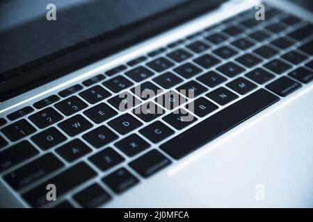 Primo piano della tastiera grigia del computer portatile Foto Stock