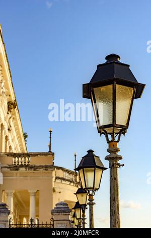 Le vecchie lanterne illuminano la strada nel tardo pomeriggio nel quartiere di Pelourinho Foto Stock