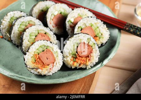 Korean Roll Gimbap o Kimbob a base di riso bianco al vapore (BAP) e vari altri ingredienti, Close Up Foto Stock