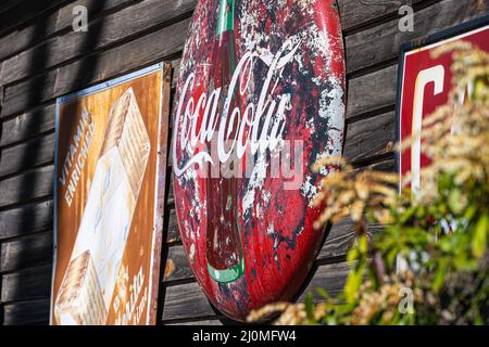 Segni di stagno vintage stagionato sul lato del vecchio negozio di sautee in sautee Nacoochee vicino Helen, Georgia. (USA) Foto Stock