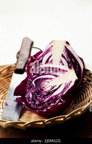 Primo piano grattugiato, affettato e un intero di verdure di cavolo viola sulla parte superiore della tabella di legno Foto Stock
