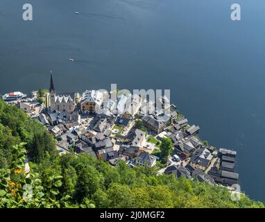 HALLSTATT, AUSTRIA - Agosto 11, 2020 : tradizionale villaggio austriaco di Hallstatt. Hallstatt è un villaggio storico situato in Un Foto Stock