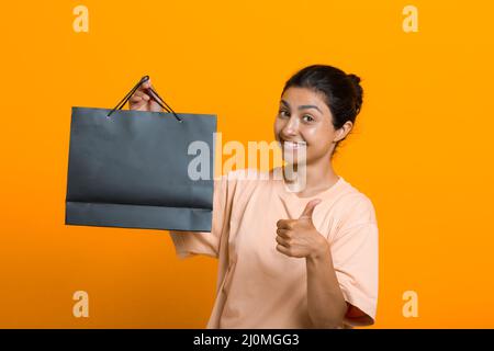 La donna indiana tiene i sacchetti di shopping nelle mani. Vendita e Black Friday. Foto Stock