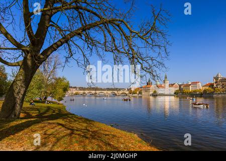 Praga, Repubblica Ceca - 17 ottobre 2017: Persone in barca sulla Moldava nel centro di Praga Foto Stock