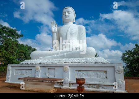 Scultura di un Buddha seduto. Mihintale, Sri Lanka Foto Stock