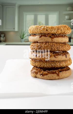 Pila di Kandil Simidi (Bagel Turco) davanti alla finestra della cucina Foto Stock