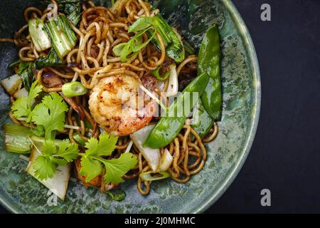 Tradizionale phak thailandese fritto con gamberi re Foto Stock