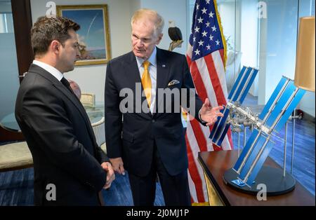 Washington, Distretto di Columbia, USA. 31st ago 2021. In questa foto, L'Amministratore della NASA BILL NELSON, Right, discute la Stazione spaziale Internazionale con il Presidente ucraino VOLODYMYR ZELENSKYY durante un incontro, martedì 31 agosto 2021, presso la sede centrale della NASA Mary W. Jackson Building a Washington. Credit: Bill Ingls/NASA/ZUMA Press Wire Service/ZUMAPRESS.com/Alamy Live News Foto Stock