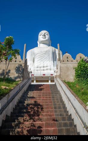 KANDY, SRI LANKA - 17 MARZO 2015: Statua del Buddha nel tempio di Bahiravakanda, Kandy, Sri Lanka Foto Stock