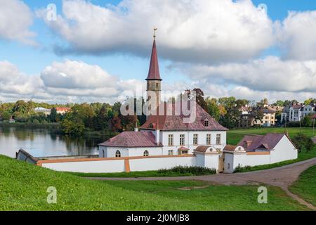 L'antico Palazzo del Priorato in una soleggiata giornata autunnale. GATCHINA, regione di Leningrado. Russia Foto Stock