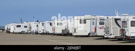 Camper su un parcheggio per camper al porto Foto Stock