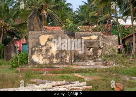 Un frammento del muro di una casa distrutta nelle vicinanze di Hikkaduwa. Conseguenze, tsunami, Sri Lanka Foto Stock