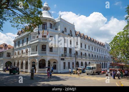 KANDY, SRI LANKA - 17 MARZO 2015: Una vecchia casa in stile coloniale nel centro storico della città. Kandy, Sri Lanka Foto Stock