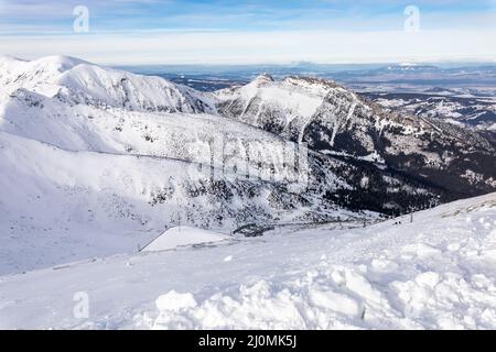 Montanari di Tatra in inverno. Vista sulle bianche vette innevate, sulle montagne invernali ghiacciate. Kasprowy Wierch, High Tatra, Polonia, Europa. Foto Stock