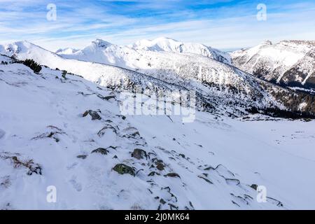 Montanari di Tatra in inverno. Vista sulle bianche vette innevate, sulle montagne invernali ghiacciate. Kasprowy Wierch, High Tatra, Polonia, Europa. Foto Stock