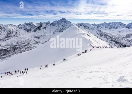 Montanari di Tatra in inverno. Vista sulle bianche vette innevate, sulle montagne invernali ghiacciate. Kasprowy Wierch, High Tatra, Polonia, Europa. Foto Stock