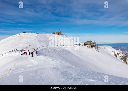 Montanari di Tatra in inverno. Vista sulle bianche vette innevate, sulle montagne invernali ghiacciate. Kasprowy Wierch, High Tatra, Polonia, Europa. Foto Stock