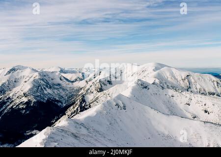 Montanari di Tatra in inverno. Vista sulle bianche vette innevate, sulle montagne invernali ghiacciate. Kasprowy Wierch, High Tatra, Polonia, Europa. Foto Stock