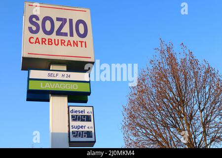 Pescara, Italia. 20th Mar, 2022: Visualizzazione della stazione di servizio con prezzo del carburante superiore a 2 euro al litro. I prezzi dei carburanti sono rimasti fermi ad un livello molto elevato per diversi giorni a causa dell'invasione russa in corso dell'Ucraina, per questa situazione il governo italiano ha deciso di tagliare di 25 centesimi per litro l'accisa sui carburanti dal 21 marzo al 30 aprile 2022. Credit image: Walter Cicchetti/Alamy Live News Foto Stock