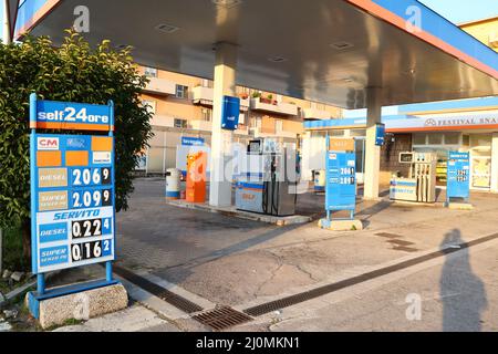 Pescara, Italia. 20th Mar, 2022: Visualizzazione della stazione di servizio con prezzo del carburante superiore a 2 euro al litro. I prezzi dei carburanti sono rimasti fermi ad un livello molto elevato per diversi giorni a causa dell'invasione russa in corso dell'Ucraina, per questa situazione il governo italiano ha deciso di tagliare di 25 centesimi per litro l'accisa sui carburanti dal 21 marzo al 30 aprile 2022. Credit image: Walter Cicchetti/Alamy Live News Foto Stock