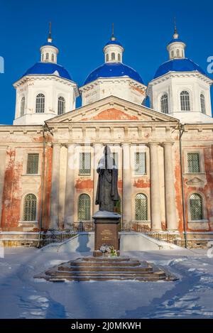 KASHIN, RUSSIA - 07 GENNAIO 2022: Primo piano monumento alla Santa principessa Anna Kashinskaya. Kashin, Russia Foto Stock