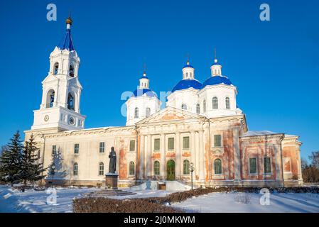 KASHIN, RUSSIA - 07 GENNAIO 2022: Monumento alla Santa Principessa Anna Kashinskaya di fronte alla Cattedrale della Risurrezione. Kashin, Russia Foto Stock