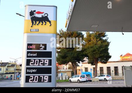 Pescara, Italia. 20th Mar, 2022: Visualizzazione della stazione di servizio con prezzo del carburante superiore a 2 euro al litro. I prezzi dei carburanti sono rimasti fermi ad un livello molto elevato per diversi giorni a causa dell'invasione russa in corso dell'Ucraina, per questa situazione il governo italiano ha deciso di tagliare di 25 centesimi per litro l'accisa sui carburanti dal 21 marzo al 30 aprile 2022. Credit image: Walter Cicchetti/Alamy Live News Foto Stock