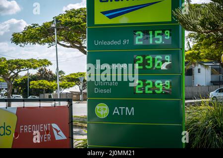 Brisbane, Queensland, Australia - 20 marzo 2022: Prezzi del carburante presso la stazione di servizio BP locale Foto Stock