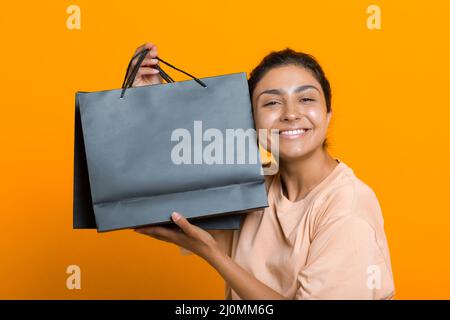 La donna indiana tiene i sacchetti di shopping nelle mani. Vendita e Black Friday. Foto Stock