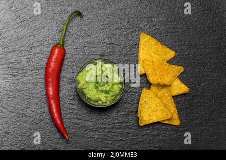 Piccola porzione di guacamole in ardesia Foto Stock