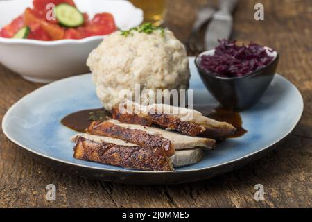 Arrosto di maiale bavarese con gnocchi di pane Foto Stock