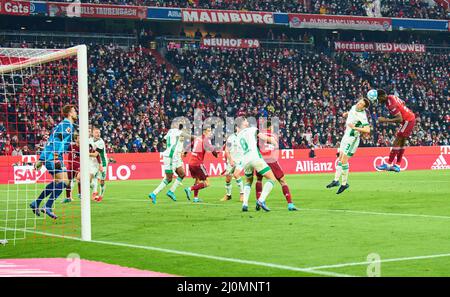 Tanguy Nianzou, FCB 23 punteggi, spara gol , Tor, Treffer, Torschuss, 2-0 contro Paul Jaeckel, Union Berlin 3 nella partita FC BAYERN München - 1.FC UNION BERLIN 1.German Football League il 19 marzo 2022 a Monaco di Baviera, Germania. Stagione 2021/2022, giorno di festa 27, 1.Bundesliga, FCB, München, 27.Spieltag. FCB, © Peter Schatz / Alamy Live News - LE NORMATIVE DFL VIETANO L'USO DI FOTOGRAFIE come SEQUENZE DI IMMAGINI e/o QUASI-VIDEO - Foto Stock