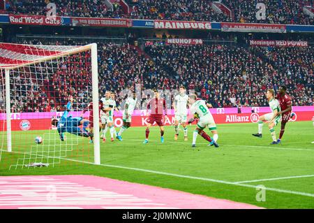 Tanguy Nianzou, FCB 23 punteggi, spara gol , Tor, Treffer, Torschuss, 2-0 contro Paul Jaeckel, Union Berlin 3 , Andreas Luthe, Union Berlin 1 nella partita FC BAYERN München - 1.FC UNION BERLIN 1.German Football League il 19 marzo 2022 a Monaco di Baviera, Germania. Stagione 2021/2022, giorno di festa 27, 1.Bundesliga, FCB, München, 27.Spieltag. FCB, © Peter Schatz / Alamy Live News - LE NORMATIVE DFL VIETANO L'USO DI FOTOGRAFIE come SEQUENZE DI IMMAGINI e/o QUASI-VIDEO - Foto Stock