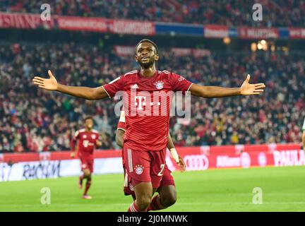 Tanguy Nianzou, FCB 23 punteggi, spara gol , Tor, Treffer, Torschuss, 2-0 celebra il suo obiettivo, felice, ridere, celebrazione, nella partita FC BAYERN München - 1.FC UNION BERLIN 1.German Football League il 19 marzo 2022 a Monaco, Germania. Stagione 2021/2022, giorno di festa 27, 1.Bundesliga, FCB, München, 27.Spieltag. FCB, © Peter Schatz / Alamy Live News - LE NORMATIVE DFL VIETANO L'USO DI FOTOGRAFIE come SEQUENZE DI IMMAGINI e/o QUASI-VIDEO - Foto Stock