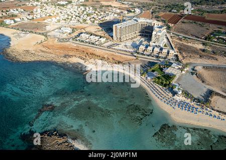 Drone vista dall'alto di una località turistica e costa con acque turchesi del mare. Foto Stock