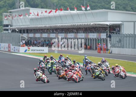 Mandalika. 20th Mar 2022. I piloti gareggiano durante il Gran Premio d'Indonesia del MotoGP al circuito Pertamina Mandalika di Mandalika, nell'isola di Lombok, in Indonesia, il 20 marzo 2022. Credit: Veri Sanovri/Xinhua/Alamy Live News Foto Stock