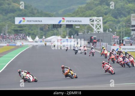 Mandalika. 20th Mar 2022. I piloti gareggiano durante il Gran Premio d'Indonesia del MotoGP al circuito Pertamina Mandalika di Mandalika, nell'isola di Lombok, in Indonesia, il 20 marzo 2022. Credit: Veri Sanovri/Xinhua/Alamy Live News Foto Stock