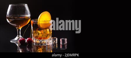 Whiskey con vista frontale e vetro arancione cognac con spazio per la copia Foto Stock