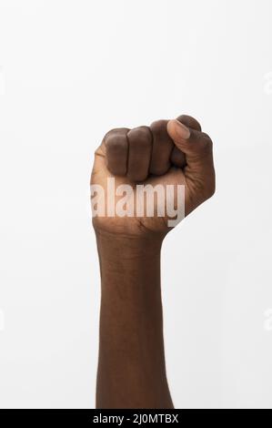 Persona nera che tiene il pugno in su Foto Stock