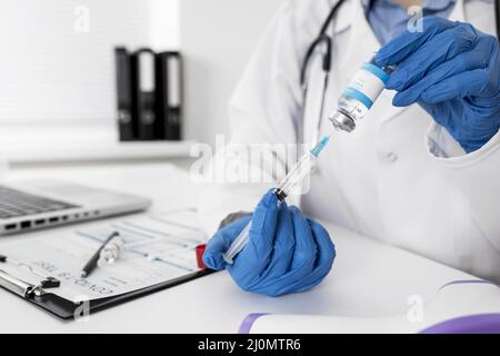 Primo piano medico che tiene la siringa medica Foto Stock