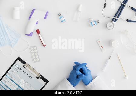 Forma Covid circondata da termometro per medicina Foto Stock