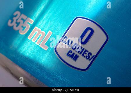 Un vicino ad una bevanda molle di dieta può alla quantità di calorie. Foto Stock