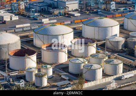 Serbatoi di stoccaggio bianchi nel porto commerciale di Barcellona Foto Stock