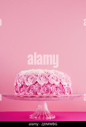 Deliziosa torta rosa con rose Foto Stock