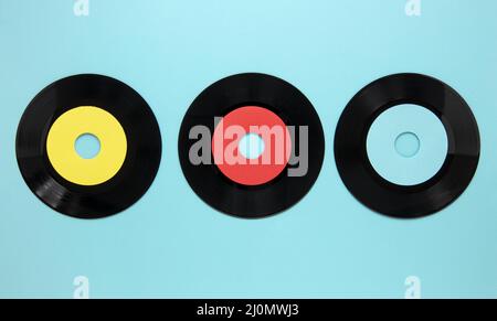 Flat Lay vecchio disco registra sfondo blu Foto Stock