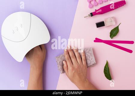 (1)top view donna che fa il suo manicure Foto Stock