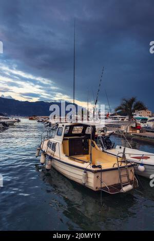 Vista serale di yacht e barche nel porto turistico di Budva, famoso resort in Montenegro Foto Stock