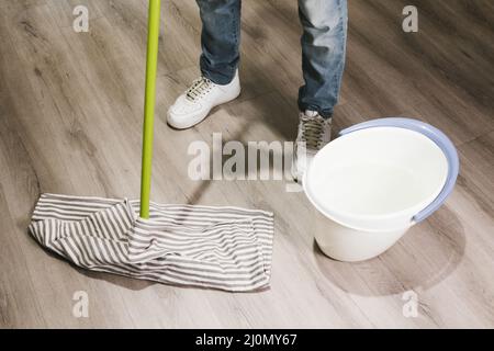 Primo piano per la pulizia del pavimento Foto Stock