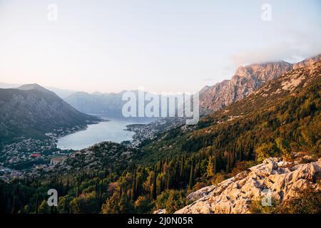 Monte Lovcen ai raggi del sole sullo sfondo della baia di Cattaro. Montenegro Foto Stock