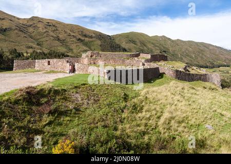 Bella vista del Puka Pukara Inca complesso archeologico con le sue pareti in pietra a Cusco, Perù Foto Stock
